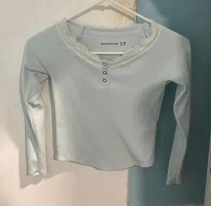 Abercrombie Kids Light Blue Lace Trim Long Sleeve Henley Shirt Girls Size 9/10 thumbnail 1
