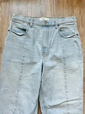 Abercrombie & Fitch The 90s Straight Ultra High Rise Split Hem Jeans Light Wash thumbnail 3