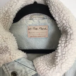 We The‎ Free People Ariel Cozy Denim Bomber Jacket S Light Blue Barn Coat thumbnail 2