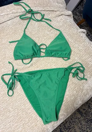 Green Bikini Size L thumbnail 1