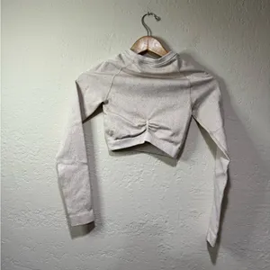 GymShark Crop Top Athletic Top - Size XS Color: Creamish Color thumbnail 2