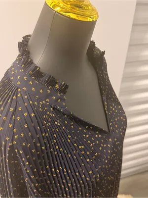 Ann Taylor Navy Gold Pleated Floral Blouse Medium Long Sleeve V Neck thumbnail 7