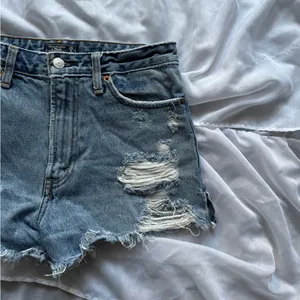 Abercrombie & Fitch Annie High Rise Short thumbnail 2