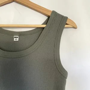Uniqlo‎ sage green tank top ribbed knit women's size M cotton athleisure shirt thumbnail 2