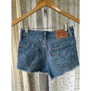 Levi's 501 Relaxed Fit Distressed Frayed Raw Hem Button Fly Denim Shorts 23 thumbnail 3