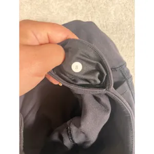 lululemon black leggings Size 8 ruched 25in Pockets thumbnail 5