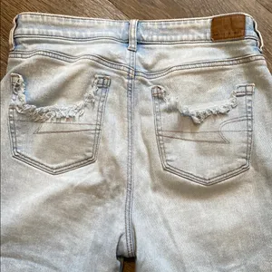 American Eagle Super Light Wash Distressed Mom Jeans Size 8 thumbnail 6
