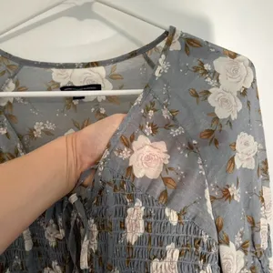 AMERICAN EAGLE Smocked Floral Blouse Blue Cream Ivory Long Sleeve Boho Peplum XS thumbnail 7