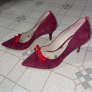 Boden Eleanor Courts Women EU 38.5 D'Orsay Pumps 3in Suede Pointed Toe Red Bow thumbnail 2