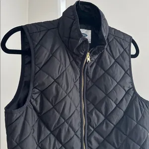 Old Navy Women’s Black Quilted Vest with Gold Zipper Detailing Size Medium thumbnail 3