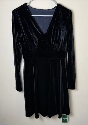 NWT Halara Velour V-Neck Dress Womens Medium Black Fit and Flare Padded Cups NEW thumbnail 1