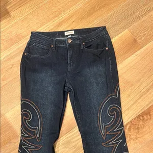 Shyanne Women'S Dark Wash Mid Rise Embroidered Flare‎ Jeans 31 thumbnail 4