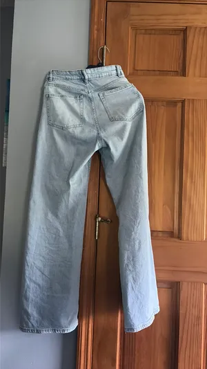 H&M High-Waisted Jeans thumbnail 2
