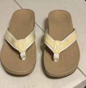 Women's Vionic 380 High Tide Beige Tan Flip Flop Wedge Sandals Size 5 thumbnail 1