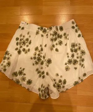 Abercrombie Dede X Emily Floral Shorts thumbnail 4
