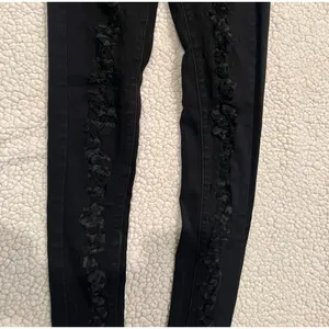 Lulus Black ripped skinny jeans thumbnail 4