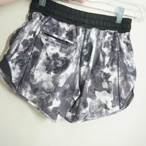 Lululemon Size 2 Hotty Hot Shorts 2.5 Gray Floral Watercolor Running Shorts thumbnail 4