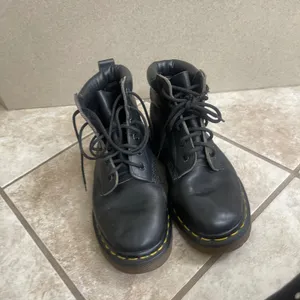 Dr Martens ladies USA 5/uk 3 Boots Made England Black Leather 6-Eye Ankle Boot thumbnail 2