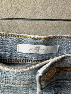 7 For All Mankind Light Wash Cropped Bootcut Jeans Size 31 High Rise Raw Hem‎ thumbnail 4