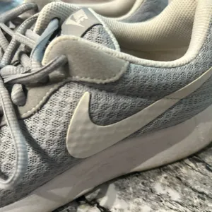 Nike Women's Gray Sneakers thumbnail 7