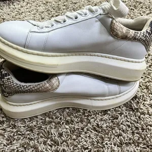 Steve Madden 7.5 sneakers with snake skin accents thumbnail 4