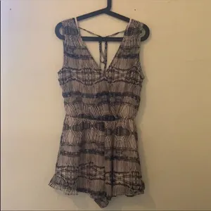 ✨ ASTR Lace patterned Surplice romper ✨ thumbnail 6
