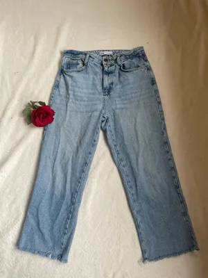 Zara Zara High Rise straight leg Denim Jeans w/ slight fray hem thumbnail 3