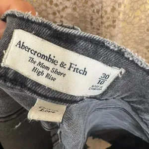 Abercrombie & Fitch High-Rise Mom Shorts Black Wash Curve Love 10/30 thumbnail 3
