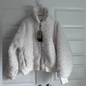 Nike Women's Essential Loose‎ Sherpa Bomber Jacket NWT thumbnail 6