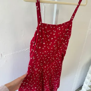 Hollister Red Floral Tie Back Cutout Romper Sleeveless Red White Floral Medium thumbnail 5