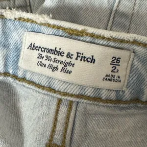 Abercrombie and Fitch The 90’s Straight Ultra High Rise Jeans Women’s 26/2 thumbnail 3