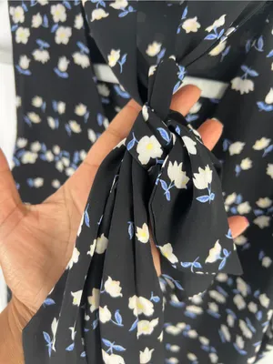 Ann Taylor Floral Tie Neck V-Neck Sleeveless Blouse Black Size S thumbnail 3