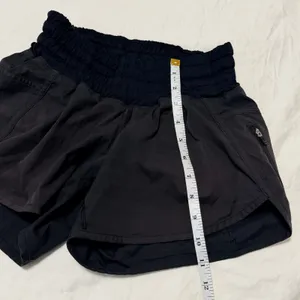 Lululemon Tracker 4" Shorts Black Size 4 Athletic Running thumbnail 6