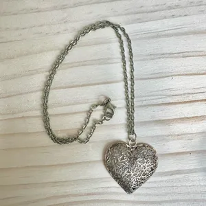 Filigree gold tone Heart Pendant Necklace thumbnail 8