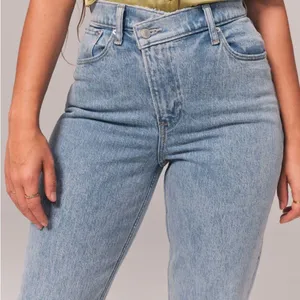 Abercrombie & Fitch Curve Love Ultra High Rise 90s Straight Jean Size 26 2L NWOT thumbnail 3