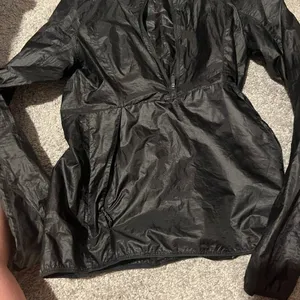 Lululemon black packable windbreaker raincoat s/m‎ thumbnail 2