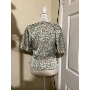 Lucy Paris Floral Ruched Front Peplum Top Sage Green V-Neck Flutter Sleeve Small thumbnail 3