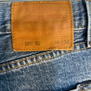 LEVIS 501/93 Button Fly Denim Waist: 34, Inseam: 27 inches thumbnail 10