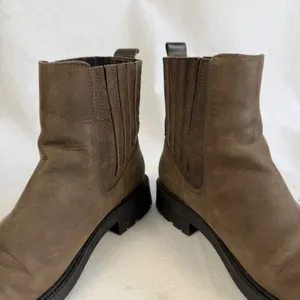 Clarks Womens 8.5 Chelsea Boots Brown Leather Block Heel Ankle Moto thumbnail 8