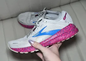 Brooks Women's White and Pink Trainers thumbnail 1
