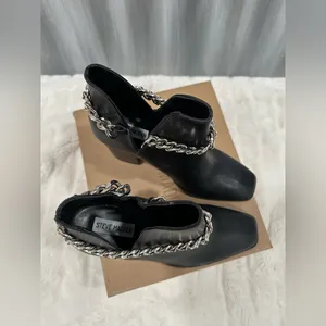 NEW Steve Madden Linking Black Faux Leather Ankle Booties thumbnail 3