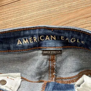 American Eagle Medium Wash Super High Rise Distressed Jegging Size 2 thumbnail 6