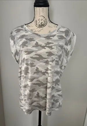 Banana Republic XL Gray & White Camo Short Sleeve Tee thumbnail 1