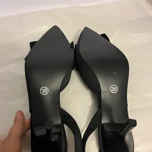 Fashion (38) Black Satin Sling Back With Flower On Top Nwot thumbnail 5
