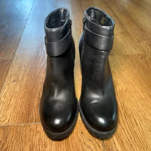 Crevo Kathryn Black Leather Block Heel Ankle Boots Moto Ring Strap Womens 8.5 thumbnail 4