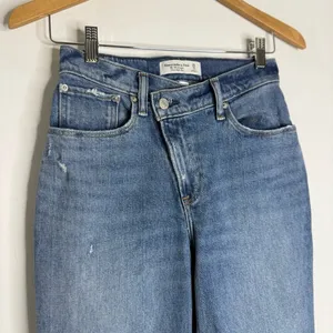 Abercrombie & Fitch Jeans Curve Love 90s Straight Ultra High Rise 25 / 0 Short thumbnail 6