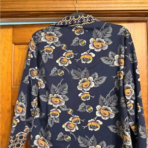 Vera Bradley Vintage Navy Floral Women’s Top Size Large thumbnail 4