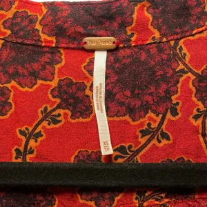 Free People Women's size XS Mia Tunic Red Floral V-neck Blouse Boho Pirate Top thumbnail 3