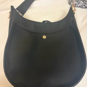 Elegant Black Shoulder Bag for Women thumbnail 2