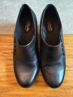 Clarks Bendables Ingalls Falls Black Leather Ruched Button Ankle Bootie Size 7.5 thumbnail 5